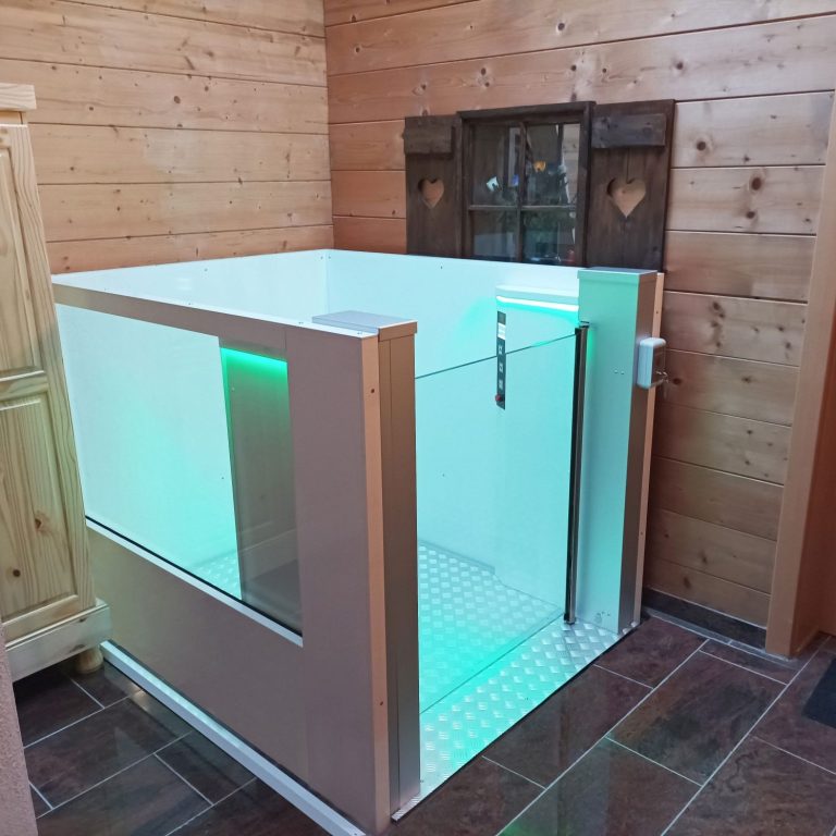 Moderner Lift mit beleuchtetem Innenraum in einer Holzhütte in Wiedenbrück