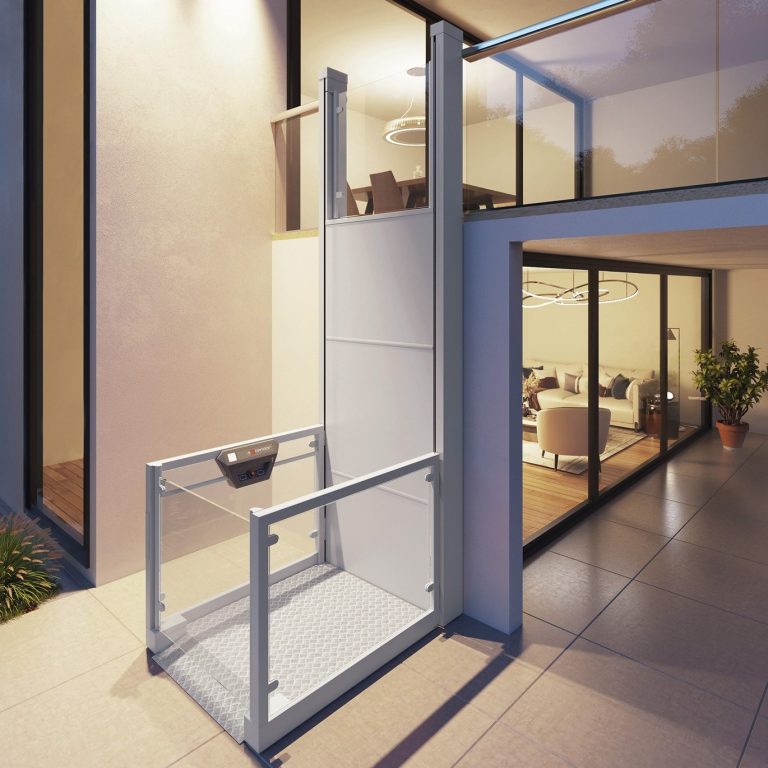 Behind dem Gebäude steht ein eleganter Aufzug mit Glasgeländer in Gütersloh