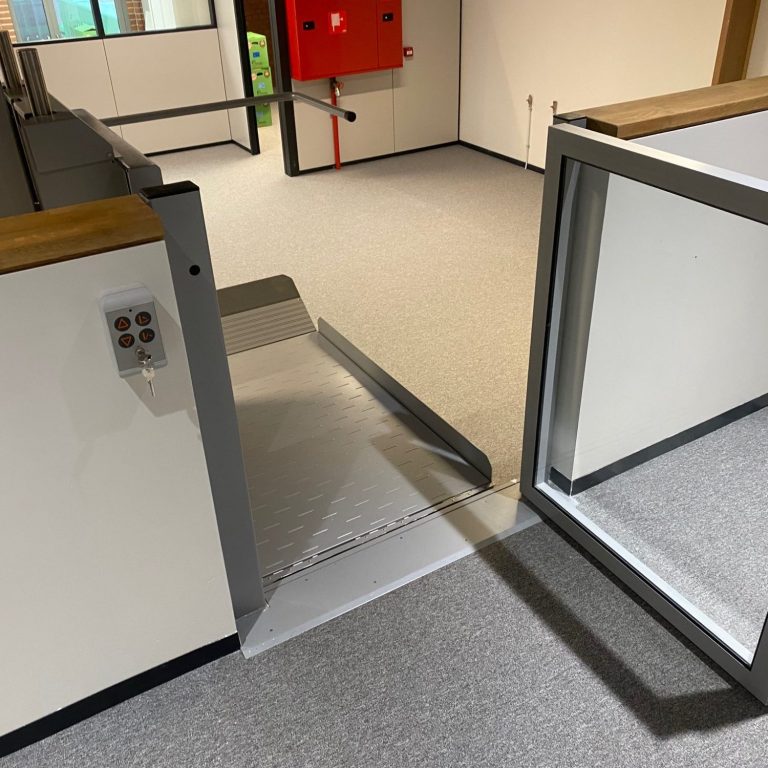 Eingang mit einer Rampe und einer automatischen Schiebetür.